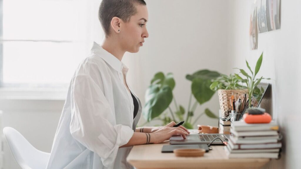 Cinco opciones viables para generar ingresos desde casa en Estados Unidos sin emprender un negocio