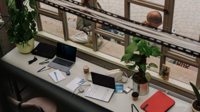 Cómo conseguir trabajo online y ganar dinero desde casa: Guía y análisis del empleo remoto