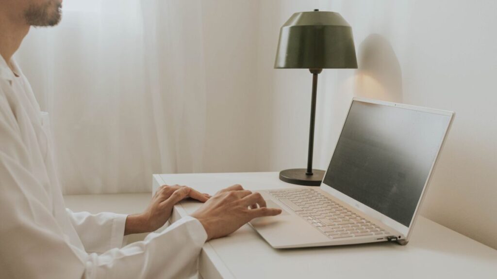 Guía para conseguir trabajo desde casa por internet en 2026: Estrategias y tendencias del mercado digital