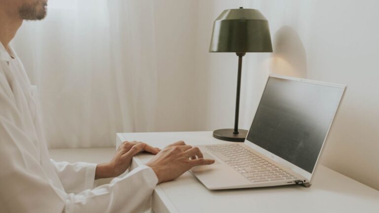 Guía para conseguir trabajo desde casa por internet en 2026: Estrategias y tendencias del mercado digital