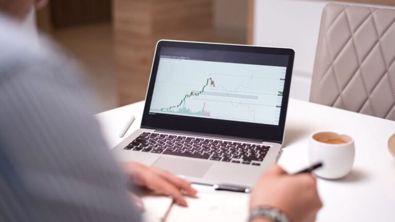 Mercado digital: 10 empleos ‘online’ que permiten iniciar una carrera sin experiencia previa