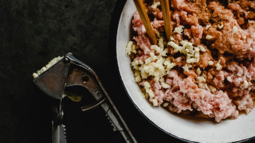Chuletas de cerdo caramelizadas con miel y ajo: tradición, técnica y tendencia en la cocina actual