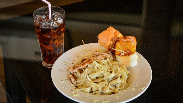 Pasta Alfredo con pollo al estilo restaurante: técnicas y secretos de un clásico italoamericano