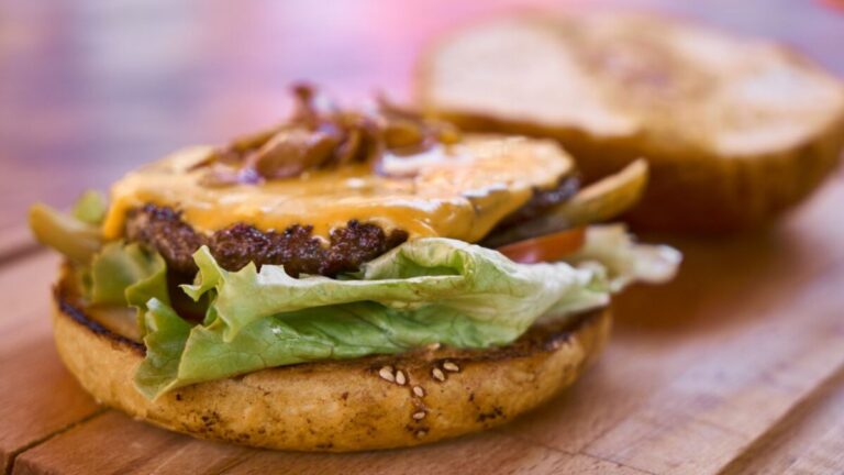 Hamburguesa smash con doble queso y cebolla caramelizada: la evolución de un clásico gastronómico