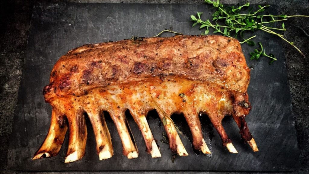 La ciencia y la tradición detrás de las costillas BBQ tan tiernas que se desprenden del hueso