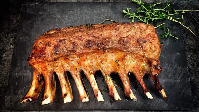 La ciencia y la tradición detrás de las costillas BBQ tan tiernas que se desprenden del hueso