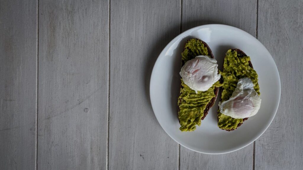 Tostadas de aguacate con huevo y toque gourmet: La evolución del desayuno contemporáneo