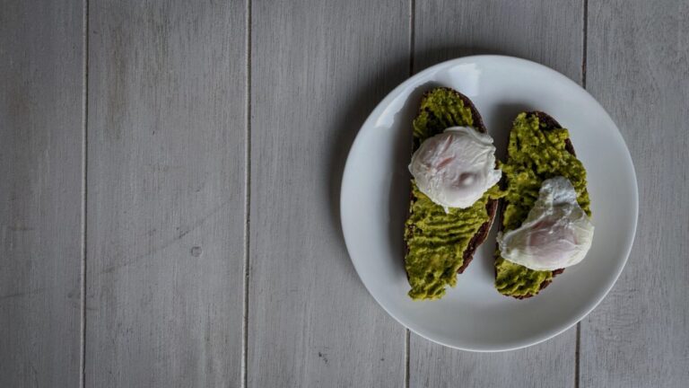 Tostadas de aguacate con huevo y toque gourmet: La evolución del desayuno contemporáneo