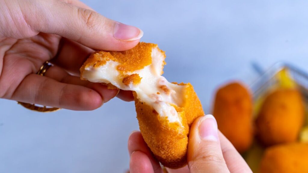 Croquetas de papa rellenas de queso: un clásico de la gastronomía hispana que conquista paladares