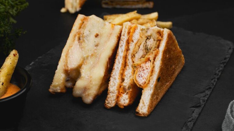 Pechuga de pollo rellena con queso derretido y tocineta: tradición, técnica y valor culinario