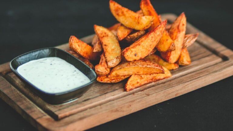 Papas crujientes al horno con salsa especial: La evolución de un clásico gastronómico en el hogar