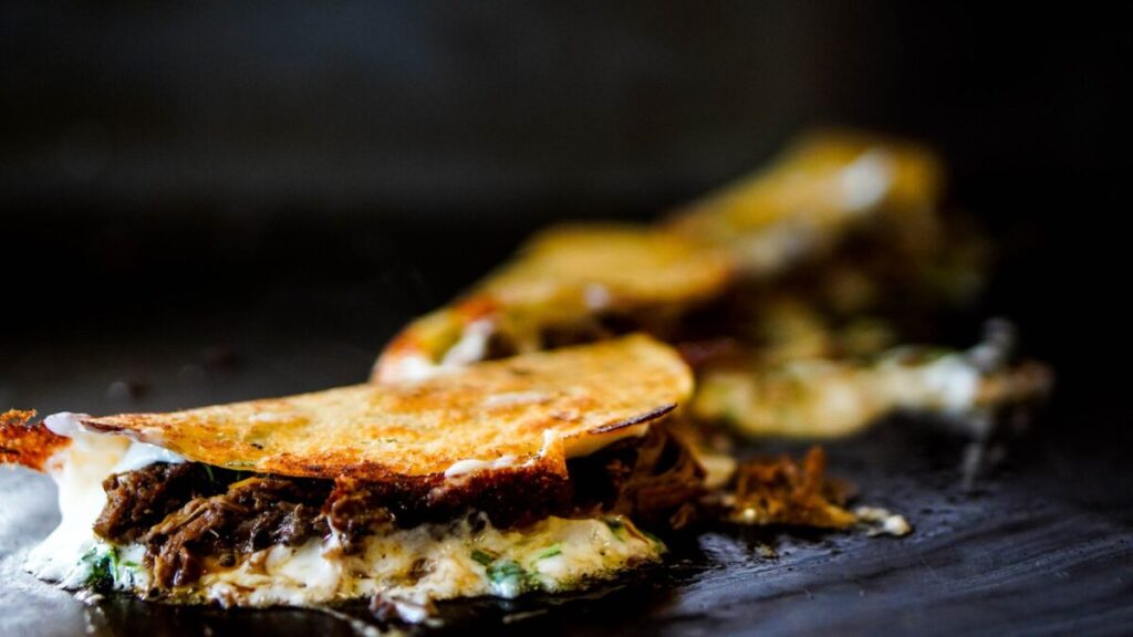 Tacos de birria con queso extra y consomé casero: la evolución de un clásico gastronómico