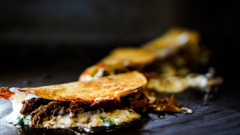 Tacos de birria con queso extra y consomé casero: la evolución de un clásico gastronómico
