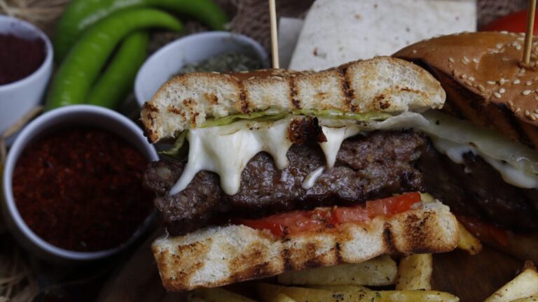 Versiones caseras de comida rápida famosa: El auge de la gastronomía urbana en el hogar