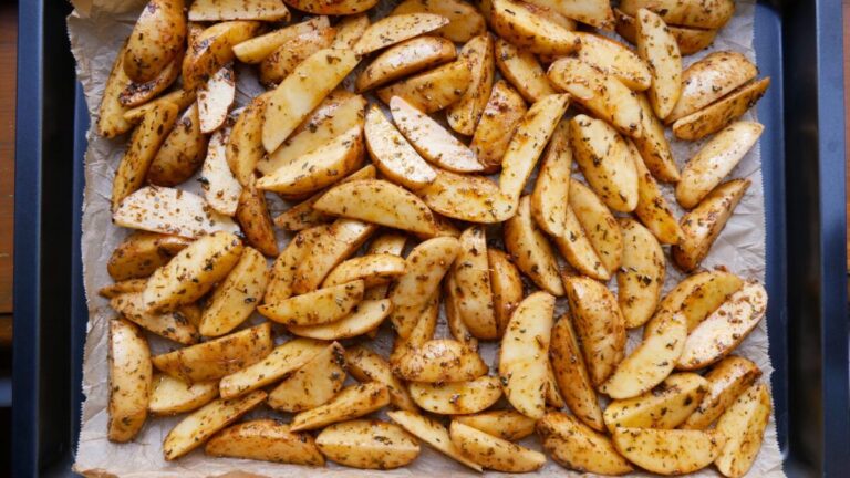 Papas crujientes al horno con solo 3 ingredientes: la técnica culinaria para el dorado perfecto