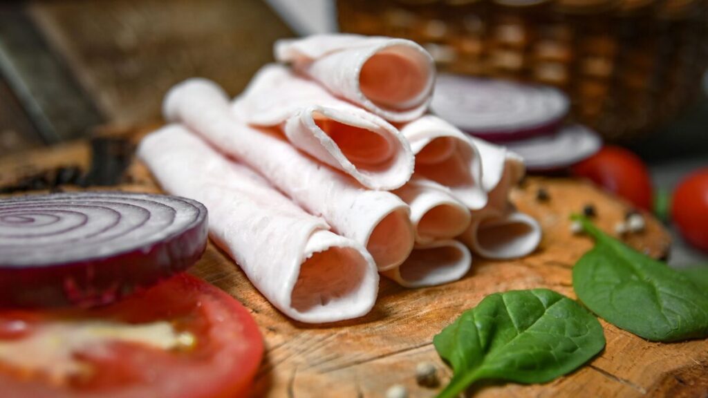 Rollitos de jamón y queso en 10 minutos: una solución práctica y nutritiva para la rutina diaria