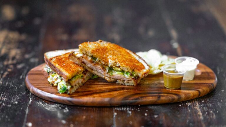 El auge del sándwich de pollo desmenuzado estilo cafetería: tradición, técnica y relevancia gastronómica