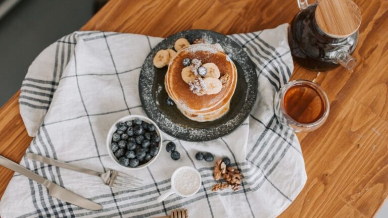 Pancakes de avena y banana sin harina: el fenómeno culinario que redefine el desayuno contemporáneo