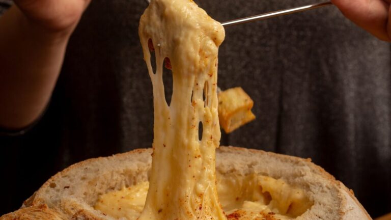 El impacto visual en la gastronomía: La ciencia y el arte detrás del pan con queso derretido