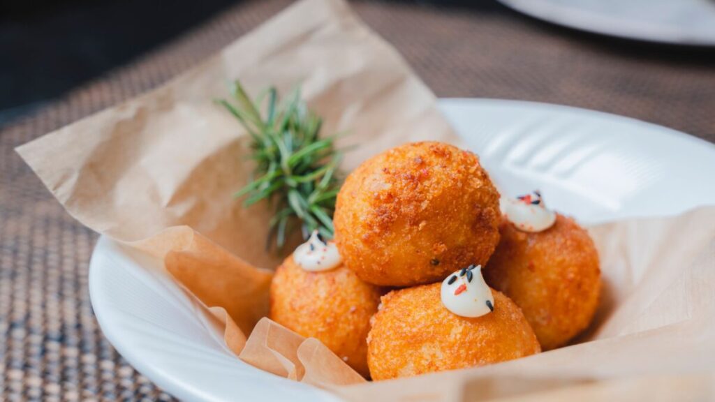 Croquetas de papa rellenas de queso: tradición, técnica e impacto en la gastronomía hispana de EE. UU.