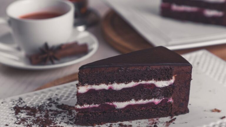 Postre de chocolate con 3 ingredientes y sin horno: la tendencia culinaria que simplifica la repostería casera